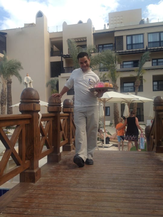 Kellner im Einsatz Steigenberger Aqua Magic