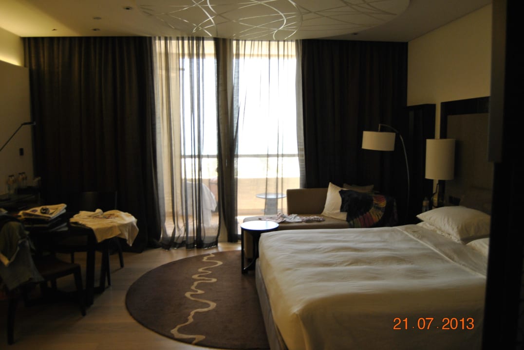 Schönes Bett und gegenüber TV in der Wand! Park Hyatt Abu Dhabi Hotel and Villas