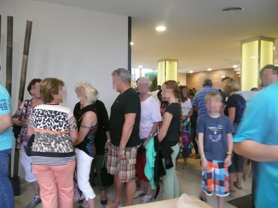 Lange Schlange vor dem Restaurant Club Simó Hotel by Senator