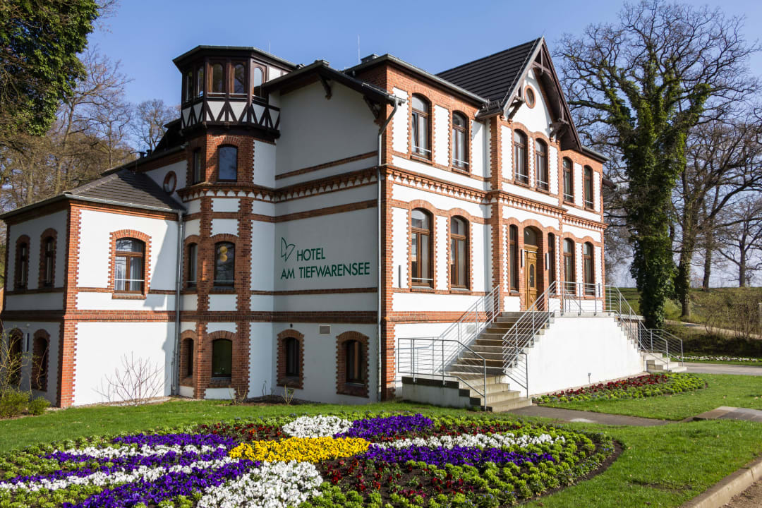 Außenansicht Villa Hotel Am Tiefwarensee