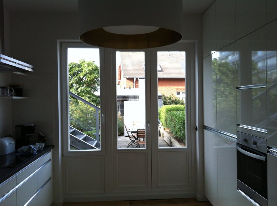 Die Küche mit der Terrasse im Hintergrund Appartement Die Schlosserei