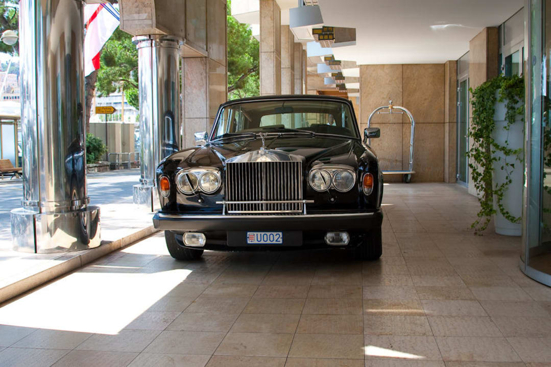 Ein schoener Rolls-Royce vor dem Eingang Hotel Port Palace