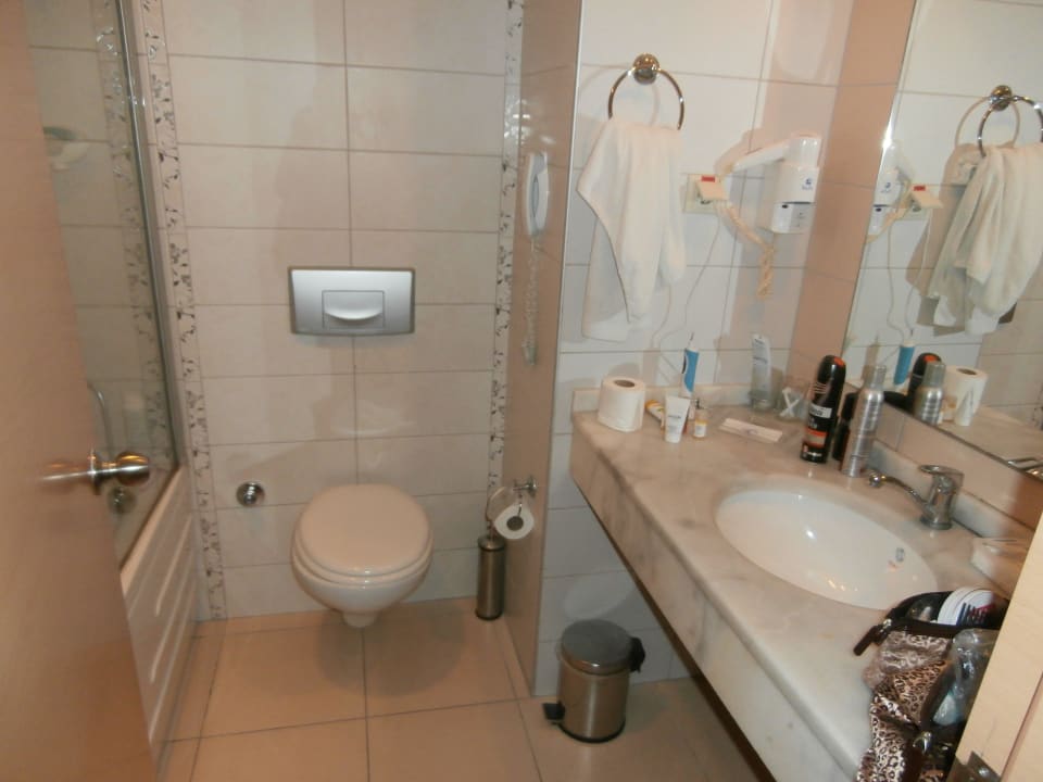 Badezimmer mit Badewanne,Fön ect. Solivia Hotel