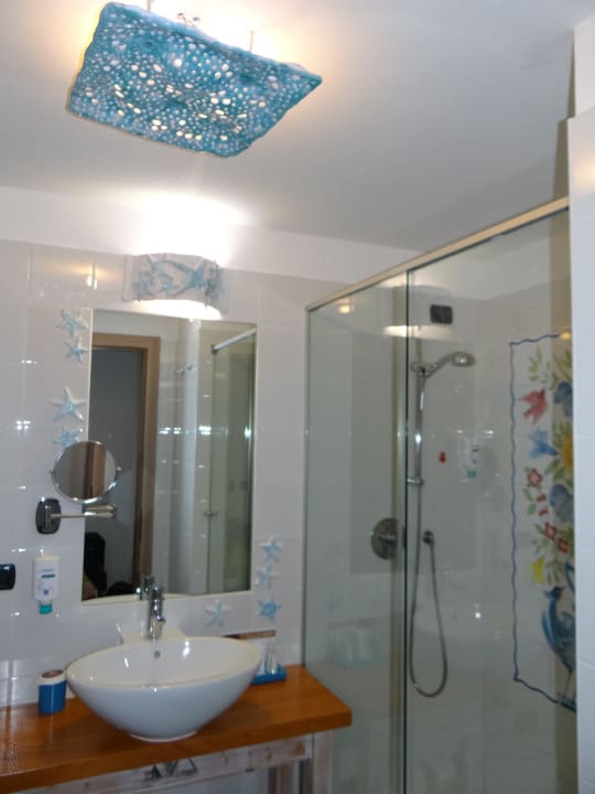 Badezimmer mit Dusche Appartments Baia Caddinas Clubresidence