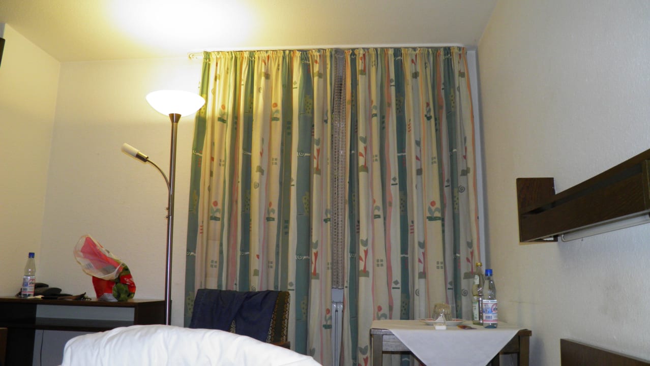 Gardine aus besseren Zeiten.. Hotel Pfefferburg