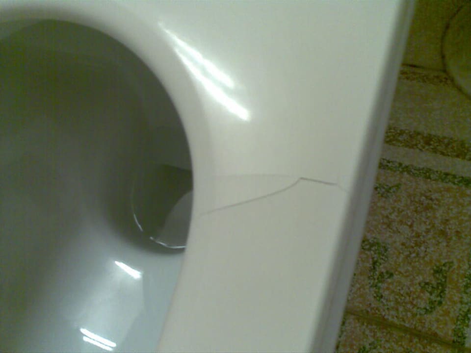 WC Brille gebrochen Hotel Noir