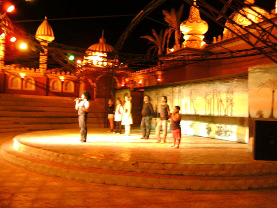 Weitere Animation im Amphitheater Pickalbatros Alf Leila Wa Leila Resort - Neverland Hurghada