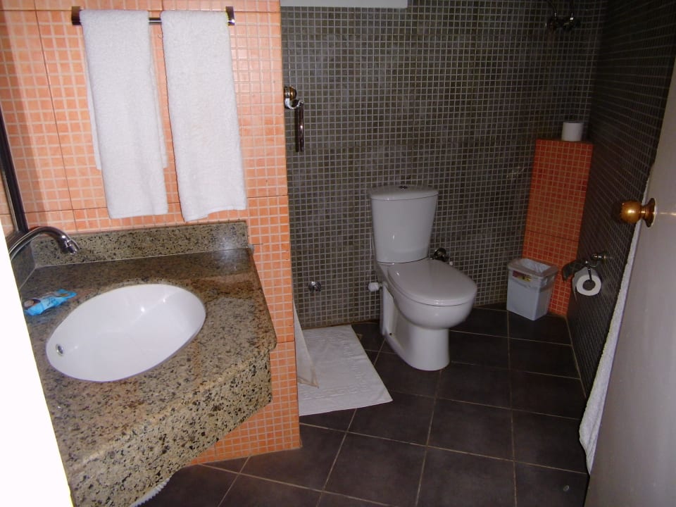 Das Bad mit Dusche Hotel Coral Garden