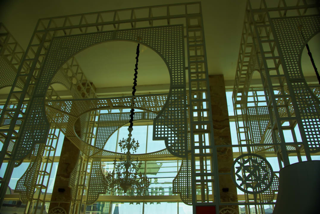 Lobby Well Palace Side