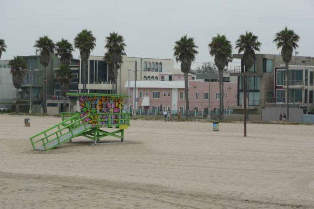 Das rosafarbene Gebäude ist das Hotel Venice on the Beach Hotel