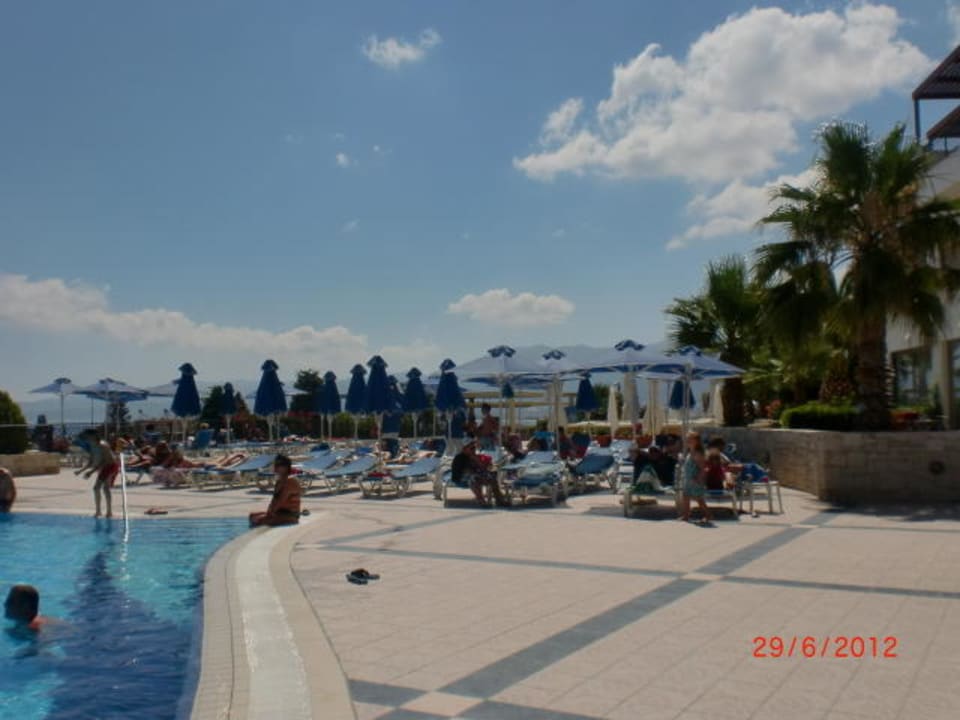 Basen przy barze Grand Hotel Holiday Resort