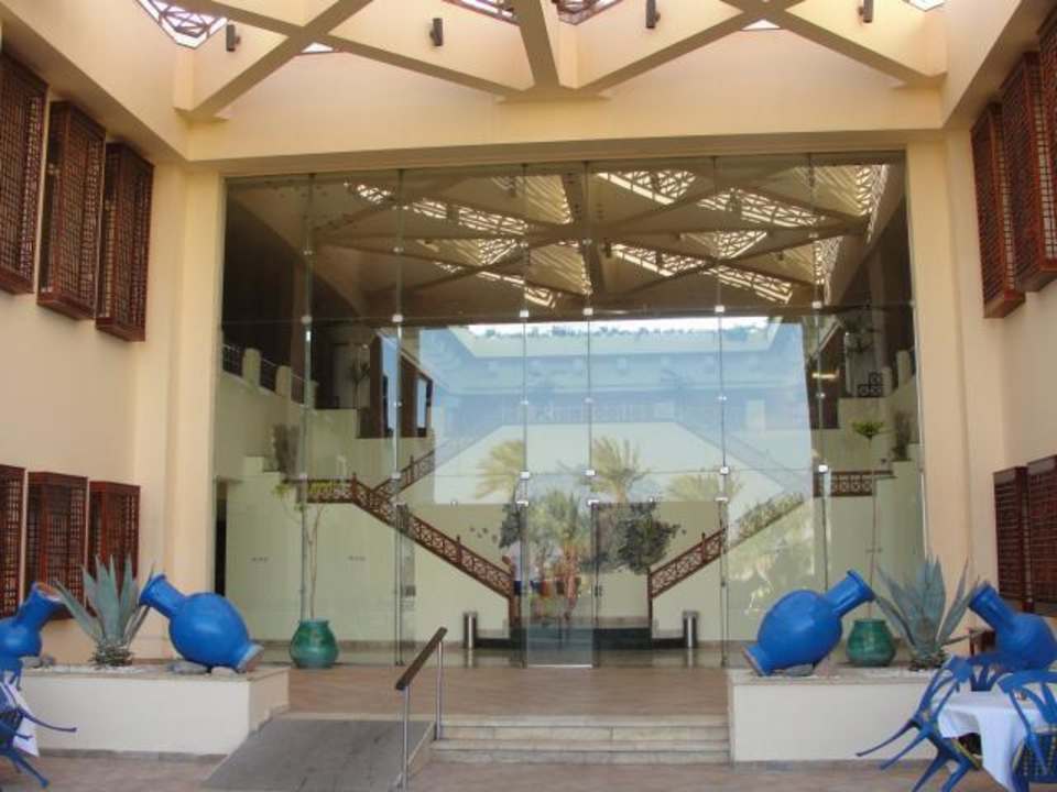 Wejscie do budynku glownego od strony basenów Aquis Taba Paradise Resort