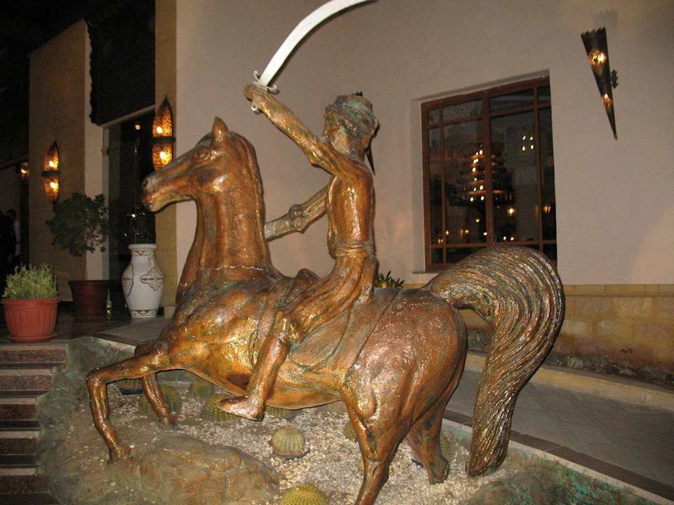 Reiter vor dem Hotel Pickalbatros Palace Resort