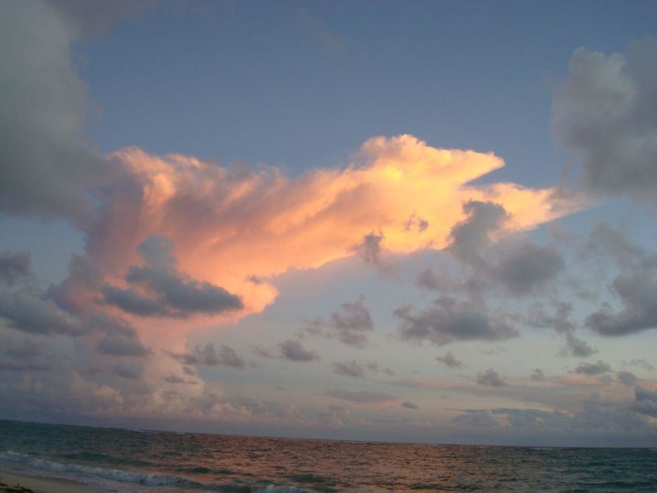 Wolkenspiel während des Sonnenaufgangs Grand Palladium Select Bávaro Resort & Spa