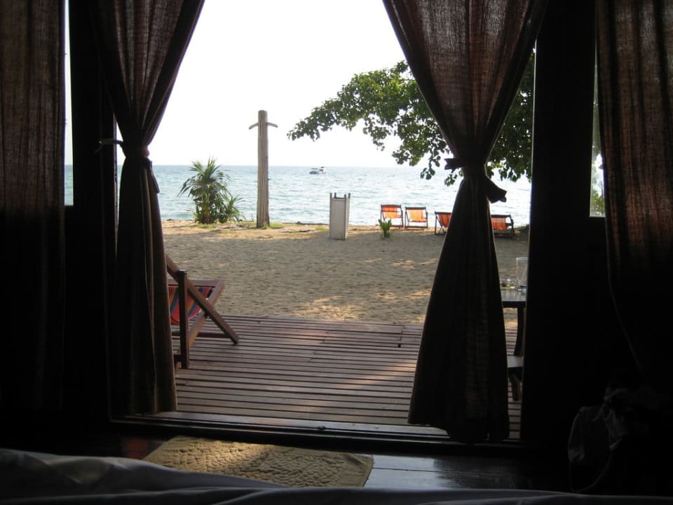Blick vom Bett auf das Meer Hotel Thapwarin Resort