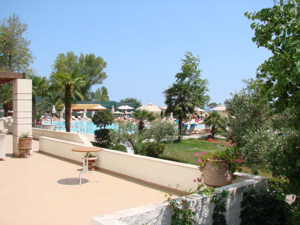Der saubere Hotelpool Olympian Bay Grand Resort