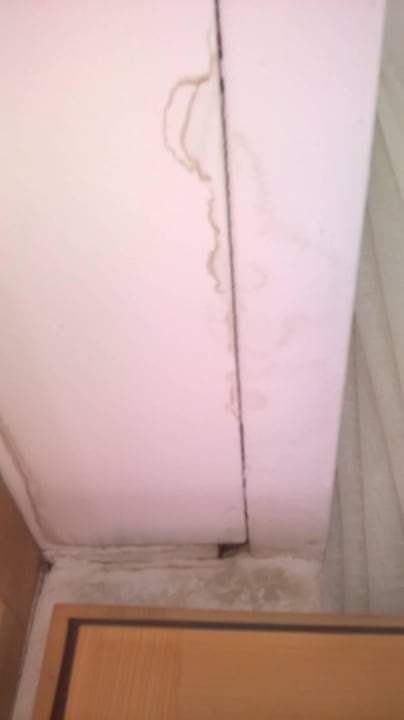 Fesnterrahmen feucht+schimmelig Aparthotel Terrassenhof