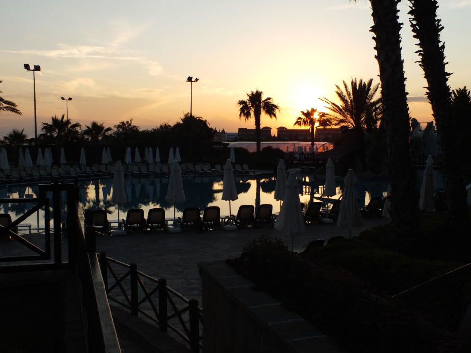 Sonnenuntergang am Pool Alba Resort Hotel