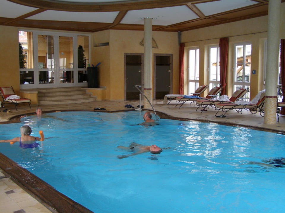 Schöner sauberer Pool mit bequemen Liegen Hotel Dirsch Wellness & Spa Resort