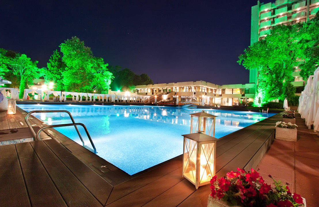 Pool Night view Grandhotel Varna