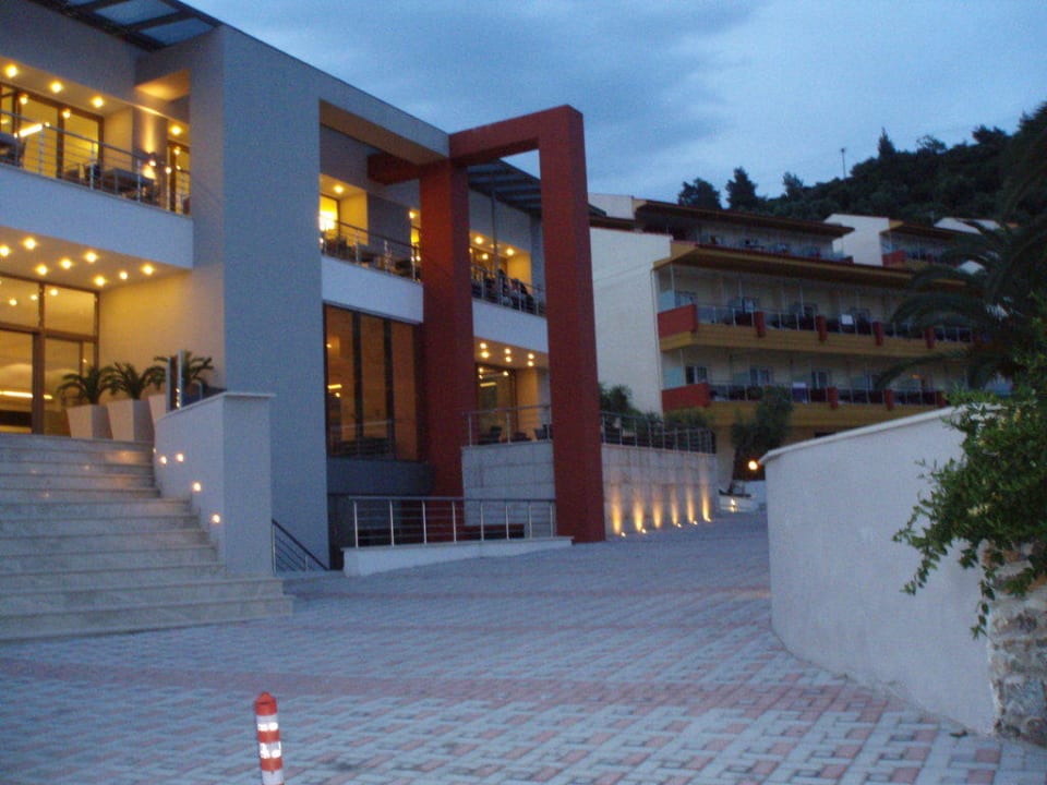 Außenansicht abends Lagomandra Hotel & Spa