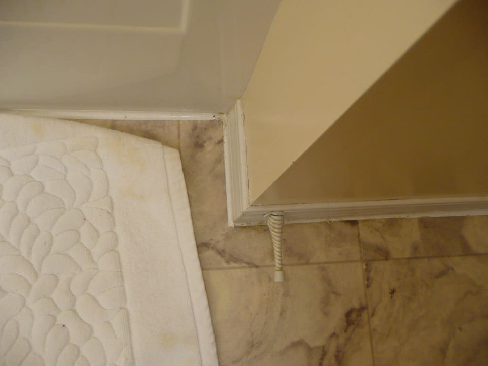 Dreck in den Ecken im Bad The Tofino Harbourview Motel