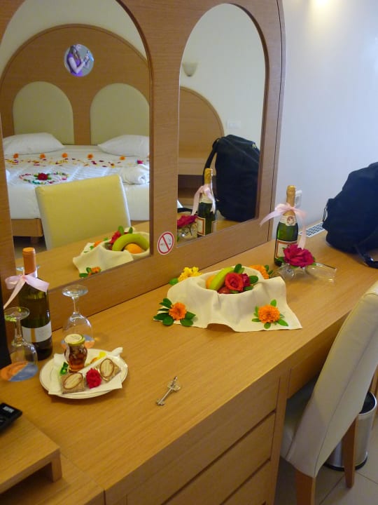 Junior-Suite mit Flitterwochen-Dekoration Hotel Kalithea Horizon Royal