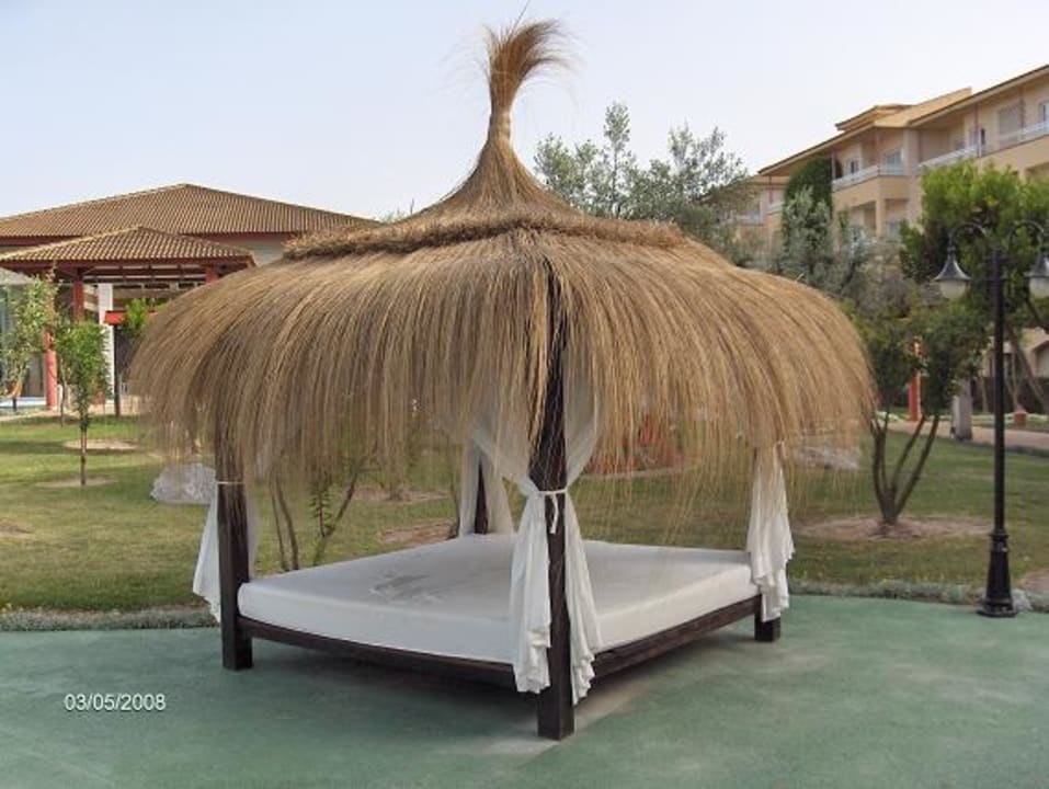 Baldachinbett am Pool Prinsotel La Dorada