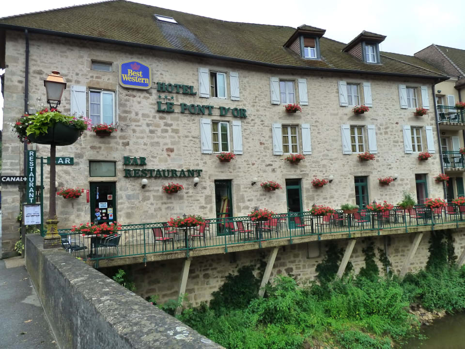 Hotel von der Brücke aus mit Gastgarten Best Western Hotel Le Pont D'or