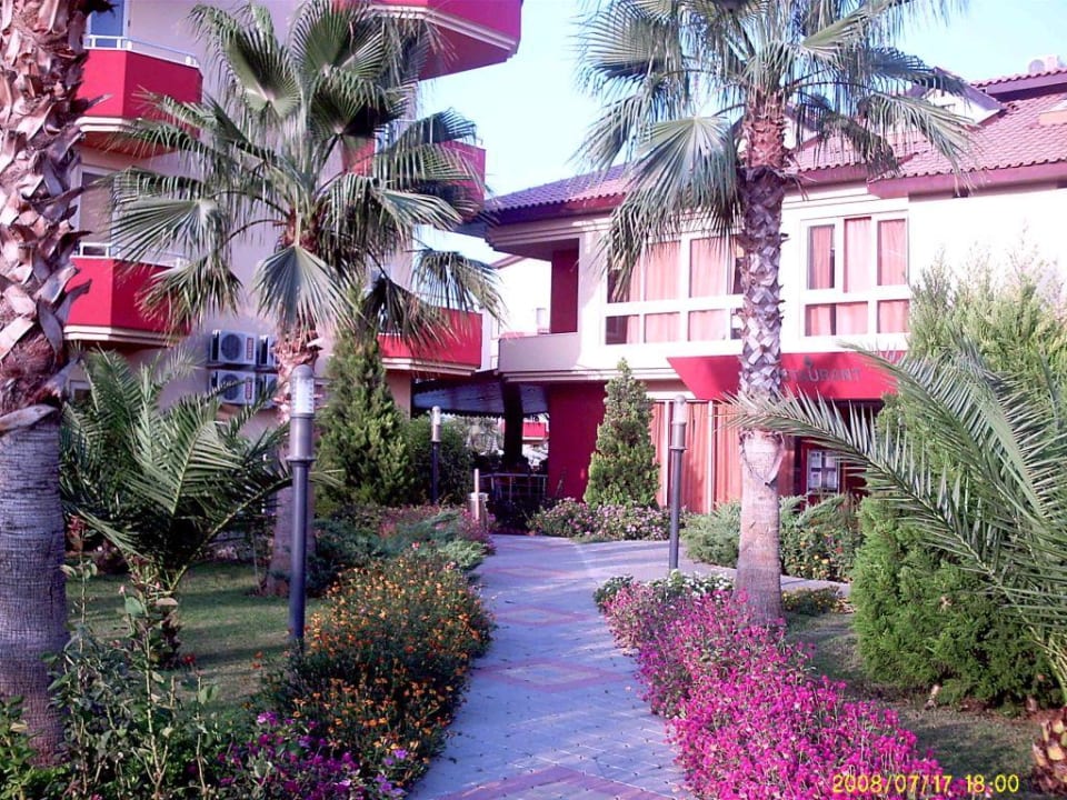 Weg zum Restaurant Hotel Orfeus Park