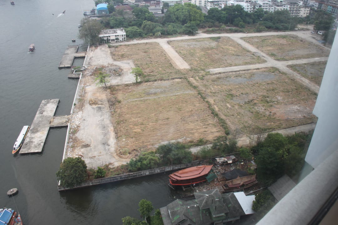 Nachbargrundstück... als Müllhalde benutzt Millennium Hilton Bangkok
