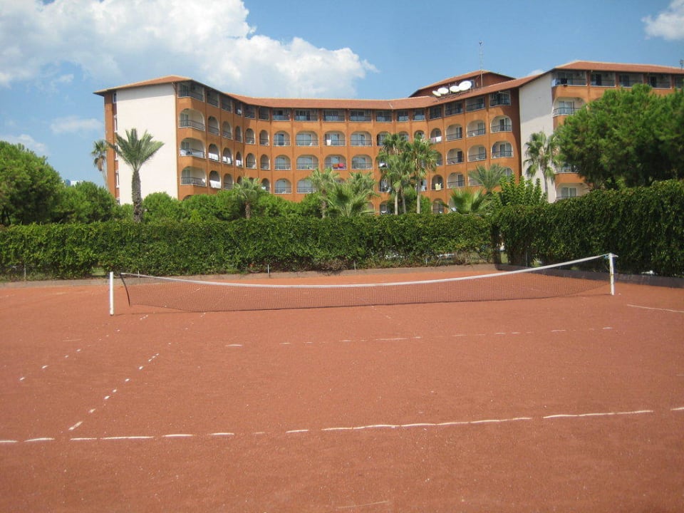 Tennisplatz und Hauptgebäude Club Turtas Beach Hotel