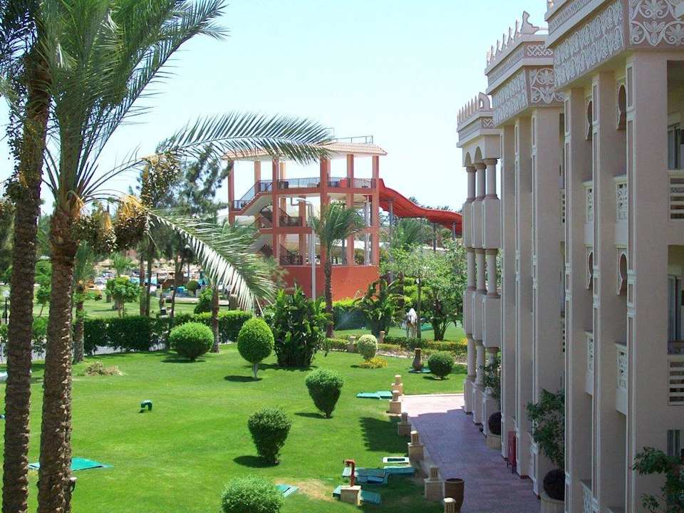 Jedno z przejść do sąsiedniego hotelu Pickalbatros Palace Resort