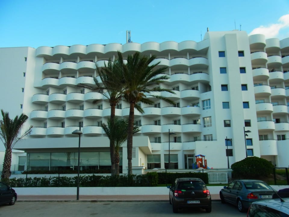 Das Hotel von der Seitenstraße aus gesehen Hipotels Hipocampo Playa