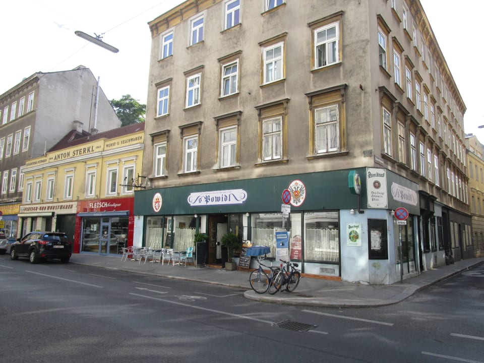 Vor dem Hotel Holiday Inn Wien - City