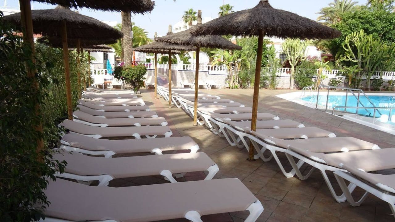 Pool mit neuen Liegen HL Miraflor Suites Hotel