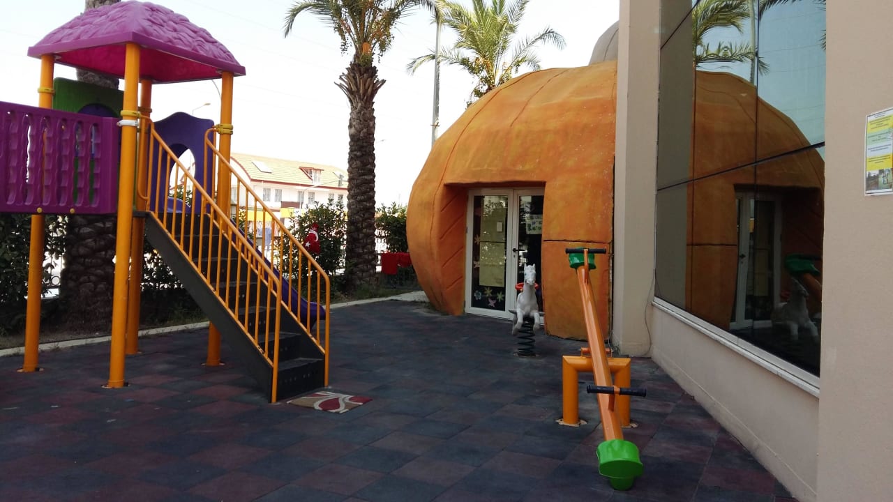 Mini Club und Spielplatz Well Palace Side