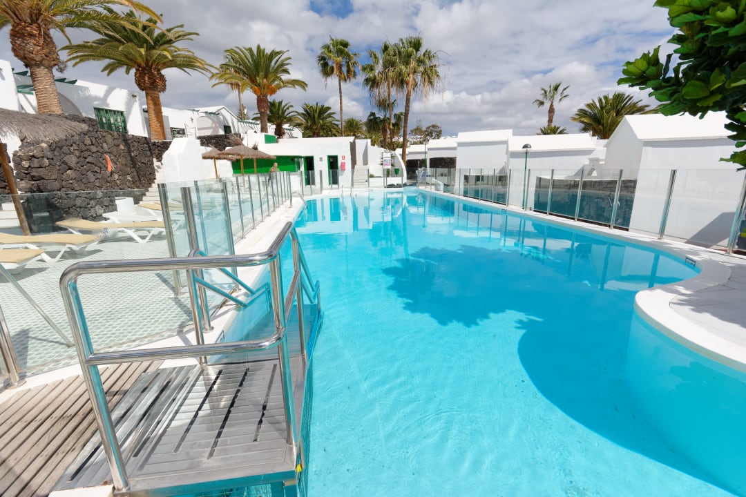 Pool Apartamentos LIVVO Las Gaviotas