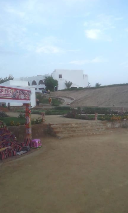 Weg vom Strand zum Zimmer Three Corners Equinox Beach Resort