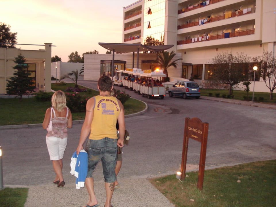 Hauptgebäude und Bimmelbahn Olympian Bay Grand Resort