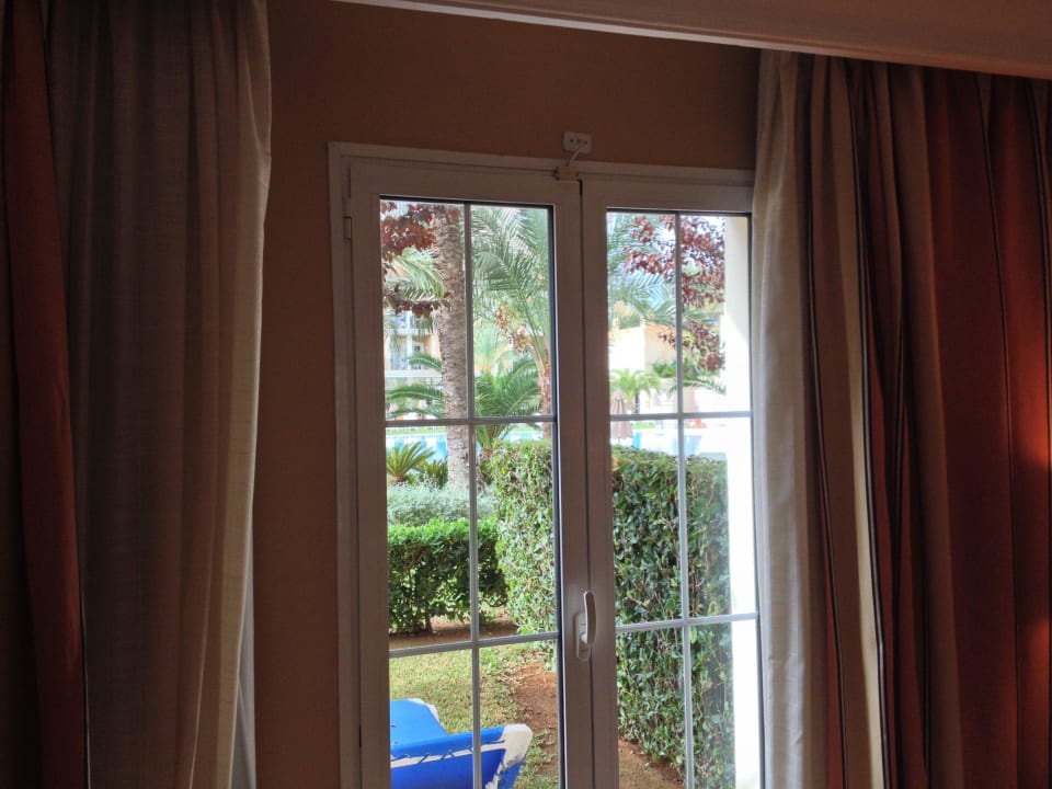 Eigener "Garten" mit Liegen vor Zimmer Grupotel Playa de Palma Suites & Spa