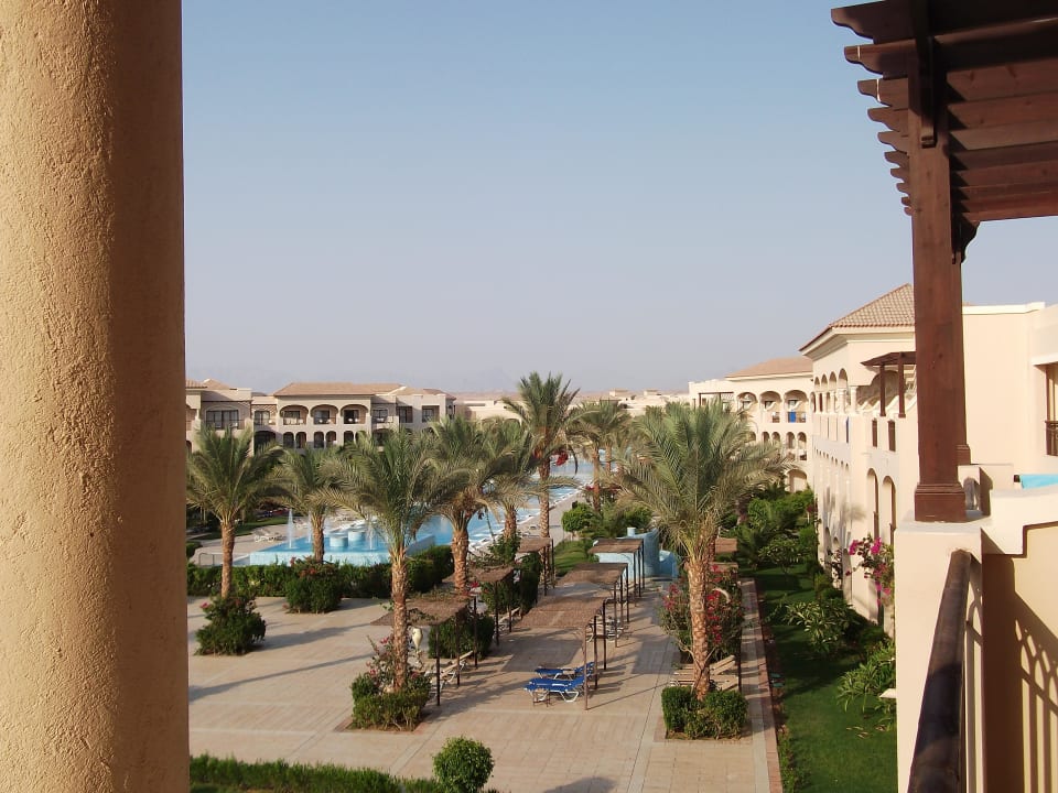 Blick vom Zimmer auf die Anlage JAZ Aquamarine Resort