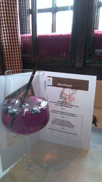 Lecker Welcomdrink zum 4-Gang-Menu  MONDI Bellevue Alm Gastein