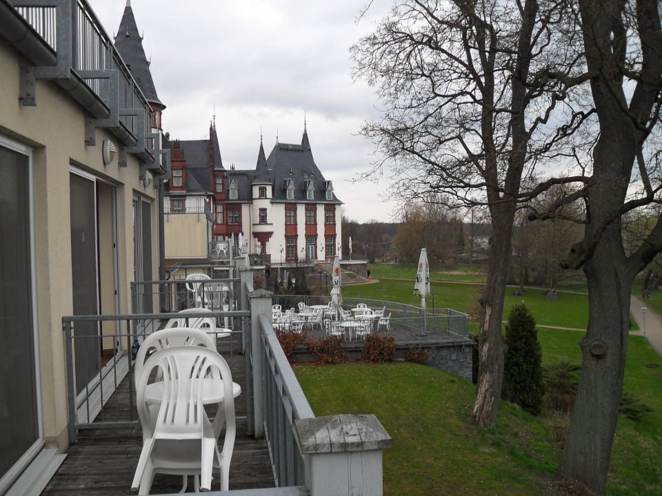 Blick vom Balkon auf das Schloss Seehotel Schloss Klink