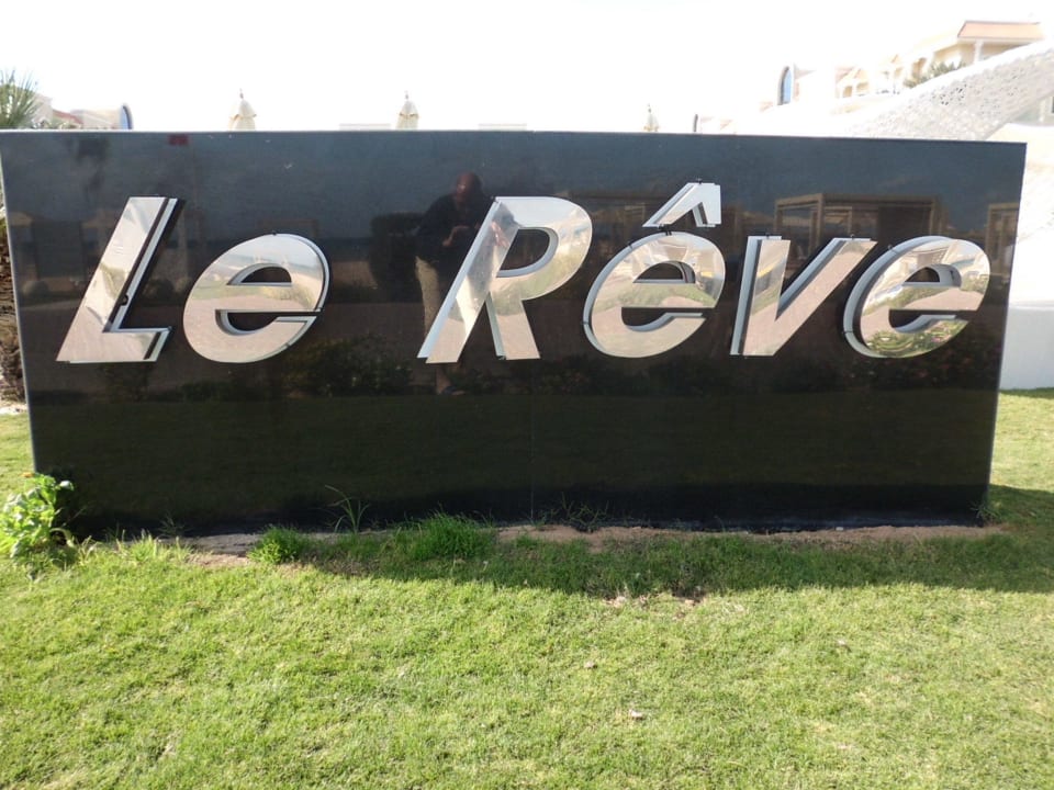 Neues Schild Premier Le Reve Hotel & Spa