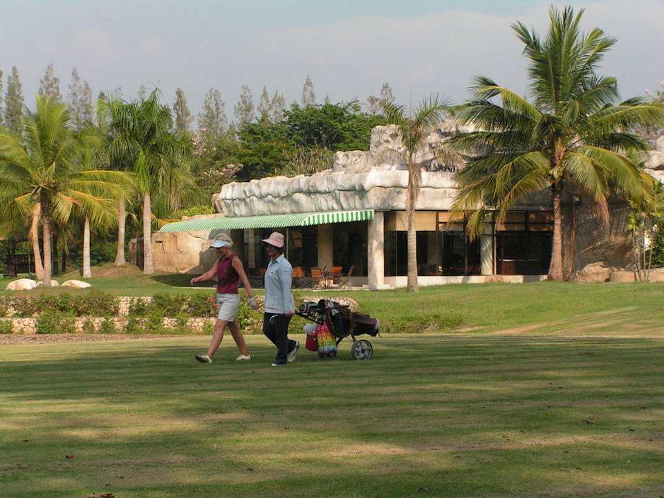 Iyara Golfplatz mit Clubhaus Iyara Park Hotel & Resort