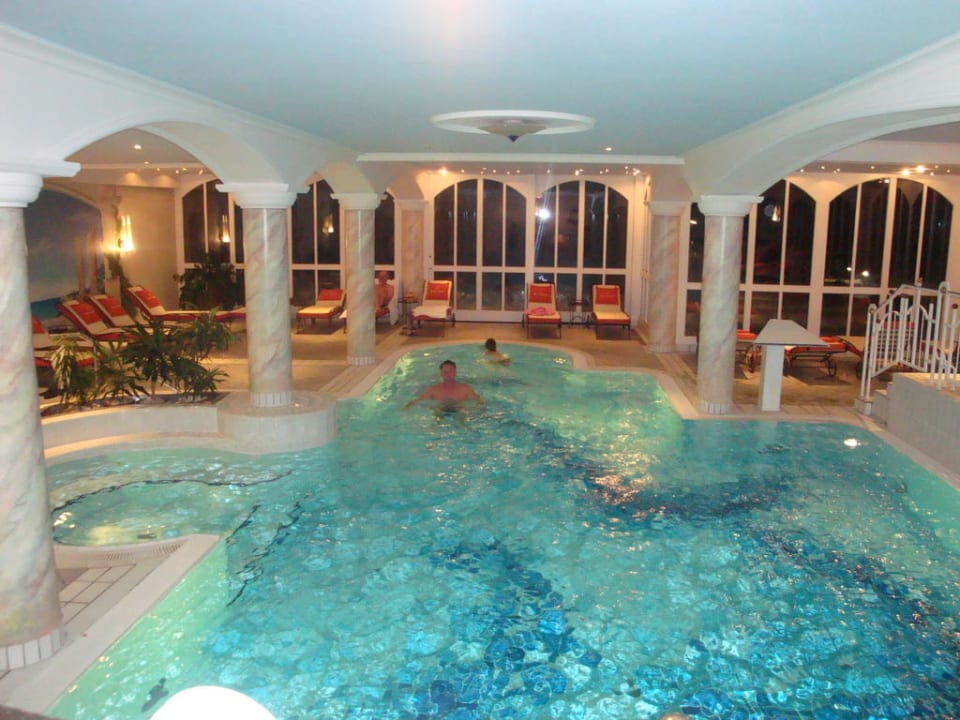 Abendlicher Blick in die Schwimmhalle Hotel Neue Post