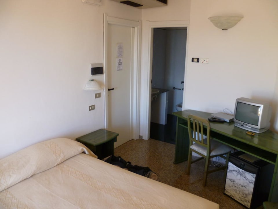 Zimmer mit Blick zur Eingangstür Hotel Castello