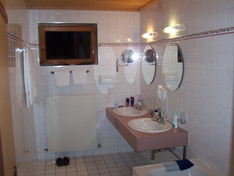 Bad - Doppelzimmer Hotel Tramserhof