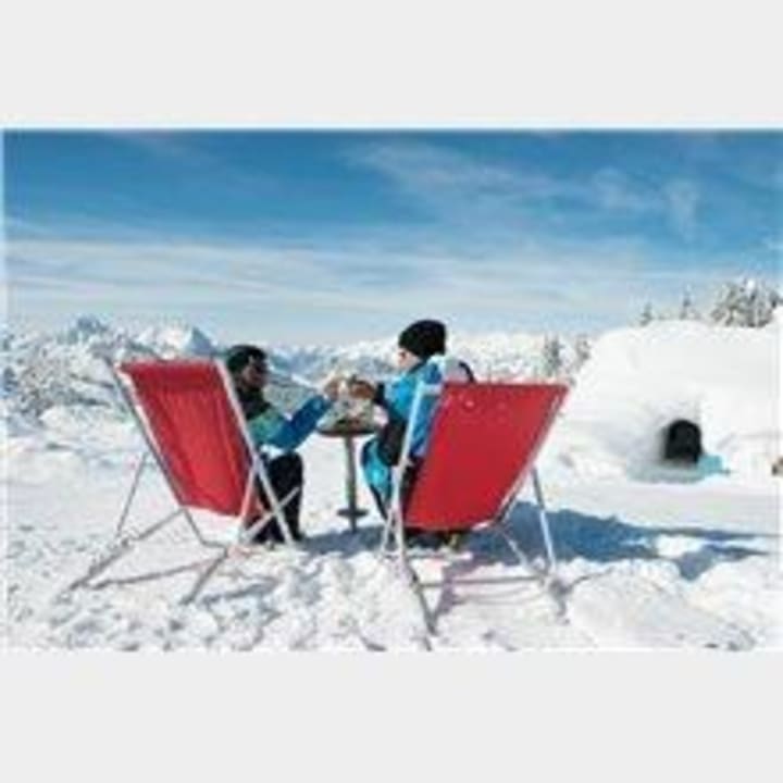 Gäste geniessen den Ausblick an der Aussenbar Iglu-Dorf Gstaad